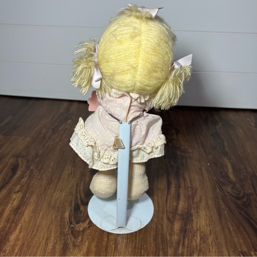 Vintage rare 1985 precious moments doll on stand - Picture 3 of 8